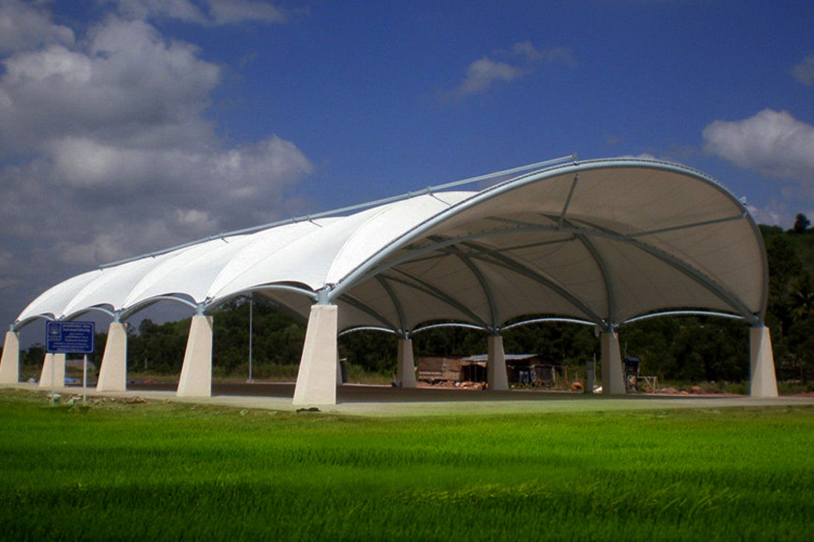 Tenda Membrane Lapangan: Solusi Atap Modern untuk Futsal, Tenis & Basket